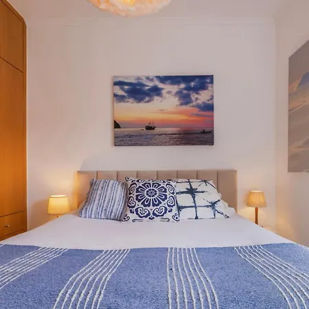 Apartment Sunny Design In Praca Flores By Lovelystay Lissabon