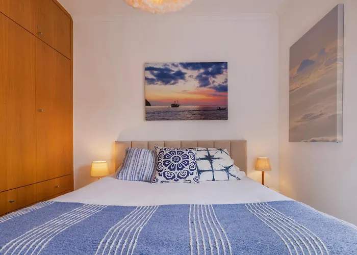 Appartement Sunny Design In Praca Flores By Lovelystay Lissabon